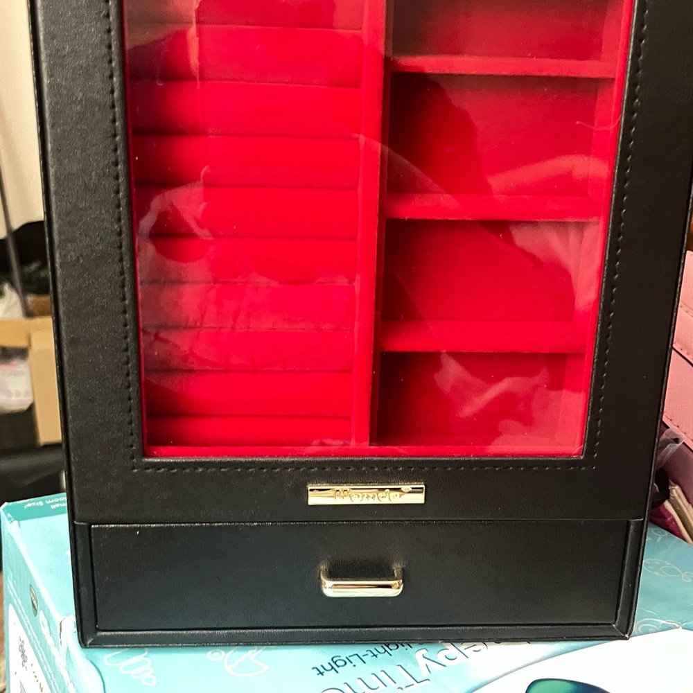 Luxurious Black and Red Jewelry Organizer